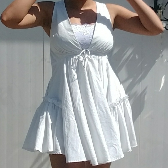 essue Dresses & Skirts - Essue white rifle deep plunge dress